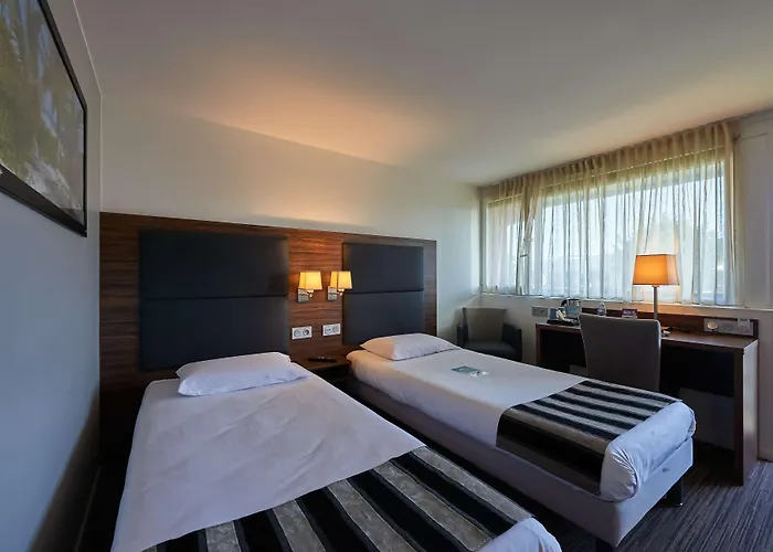 מלון Kyriad Bordeaux - Aeroport 3*